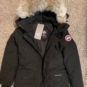 New with tags!! CANADA GOOSE
Trillium Down Parka Coat w/ Natural Coyote Fur Trim